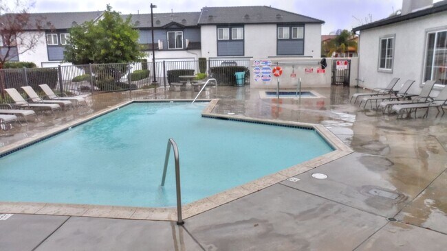 Building Photo - Charming 2 Bed/2 Bath Townhouse In Redlands!