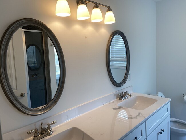Building Photo - 4 bed, 3 bath, under $1900  Wow.