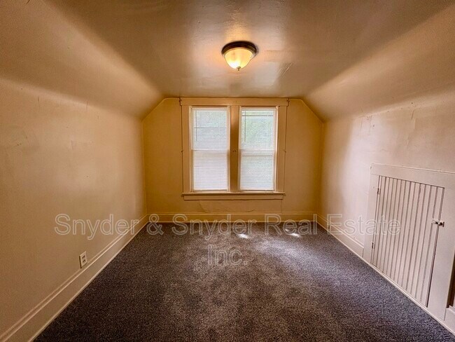 Building Photo - 391 E Voris St