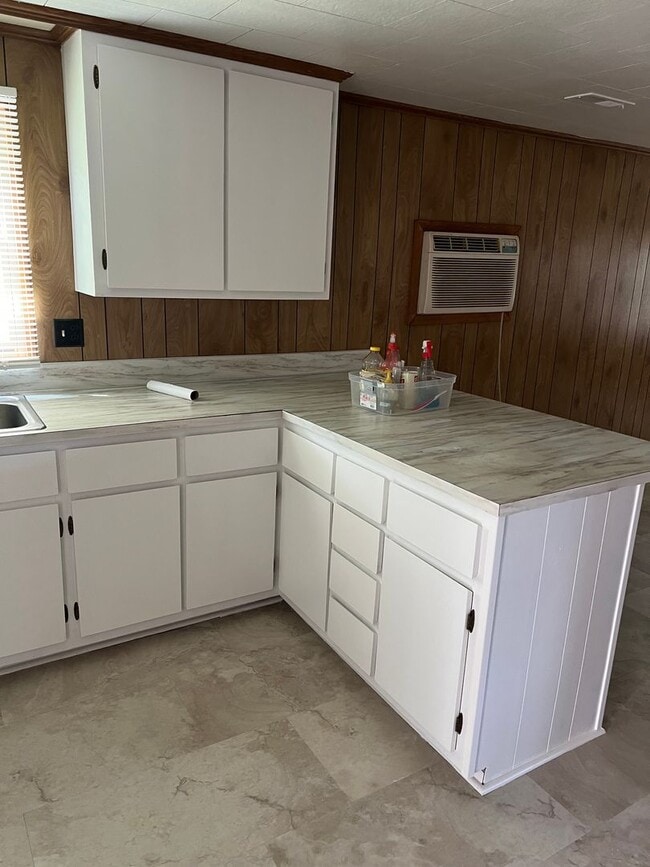 Building Photo - Farm house with 3 bedrooms, 1 1/2 baths