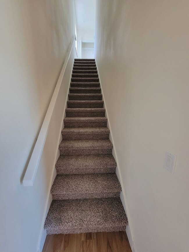 Building Photo - Remodeled, bright and spacious 3 bed close to ferries and base