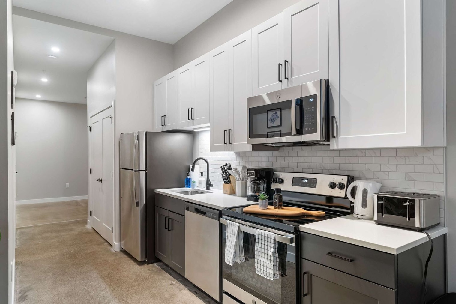 Building Photo - 205 W 4th St