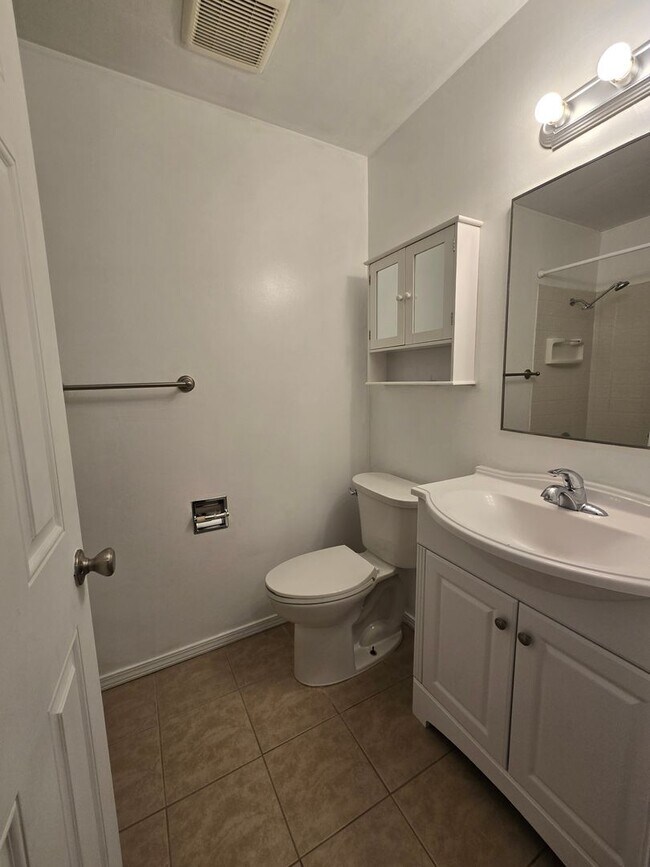 Building Photo - Steilacoom Gardens (HOA), 2 bedroom, 1 bath Townhome Style Condo. $300 off of the 1st full month ...