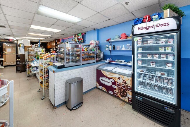 Building Photo - 2555 Collins Ave