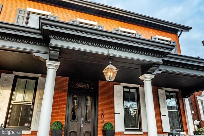 Building Photo - 305 S Walnut St