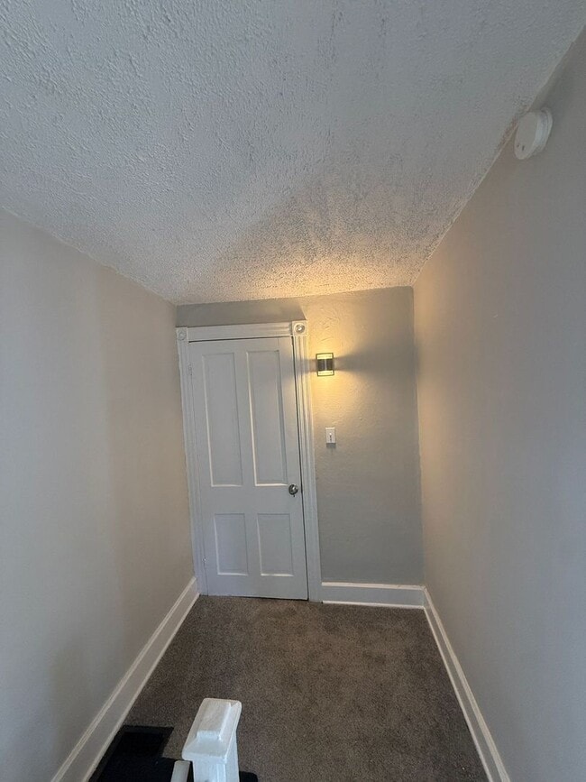 Building Photo - Single Family-half double- 2 bedroom/1 bat...