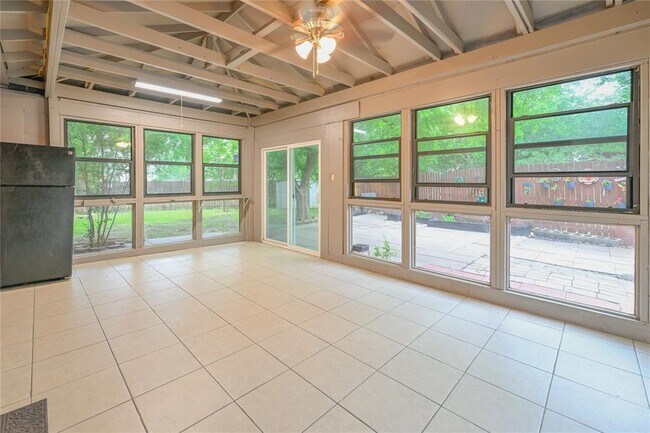 Building Photo - 910 Rocking Spur Cove