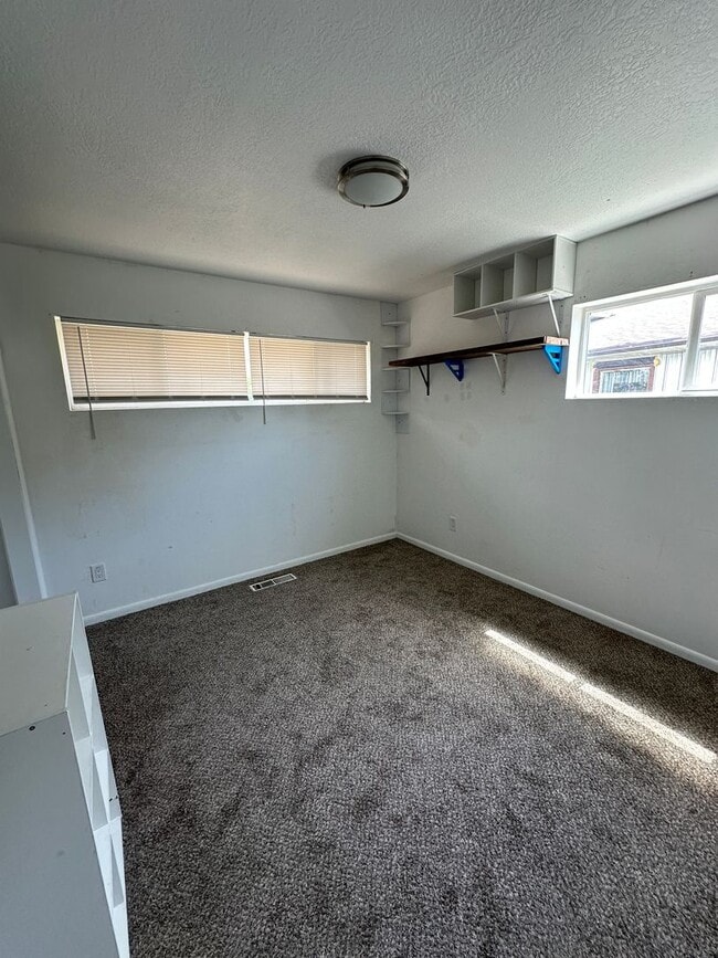 Building Photo - Charming basement apartment