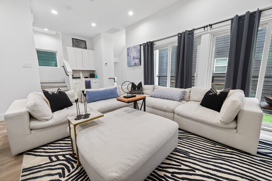 Living Area - 523 Schweikhardt St