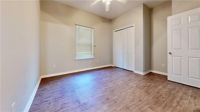 Building Photo - 122 Grove Hill Ave