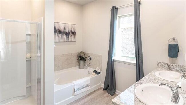 Building Photo - Lakeshores Villages Beauty