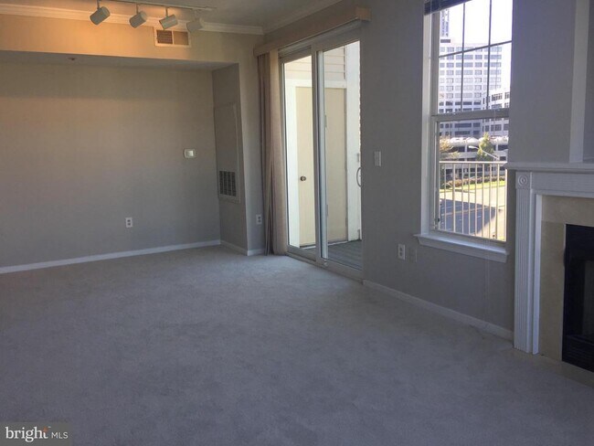 Building Photo - 1645 International Dr