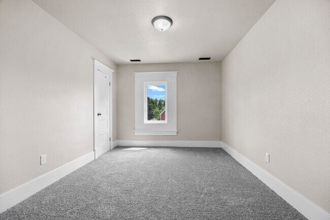 Building Photo - 3 Bedroom 1 Bathroom House