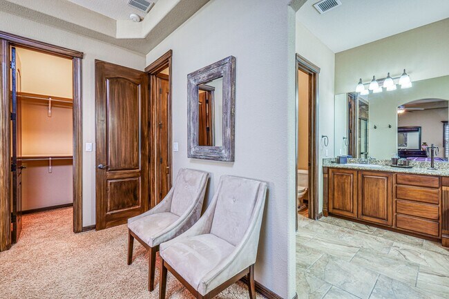 Building Photo - Westside area for Short Term Rental (Compl...