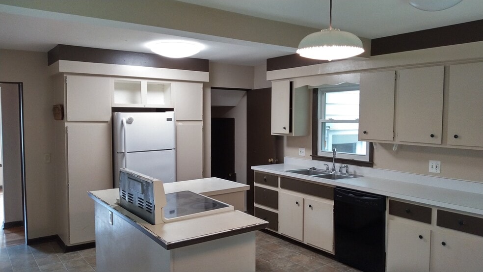 Kitchen - 1537 Linden St