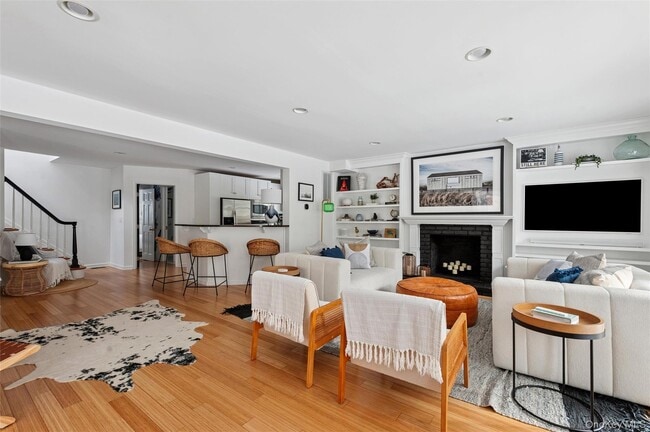 Building Photo - 3 1st Pl