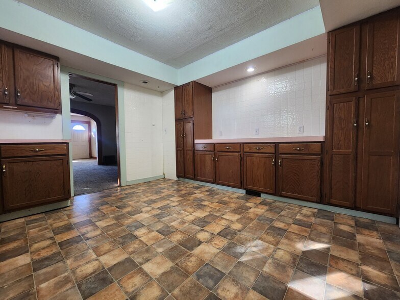 Kitchen - 811 W Main St