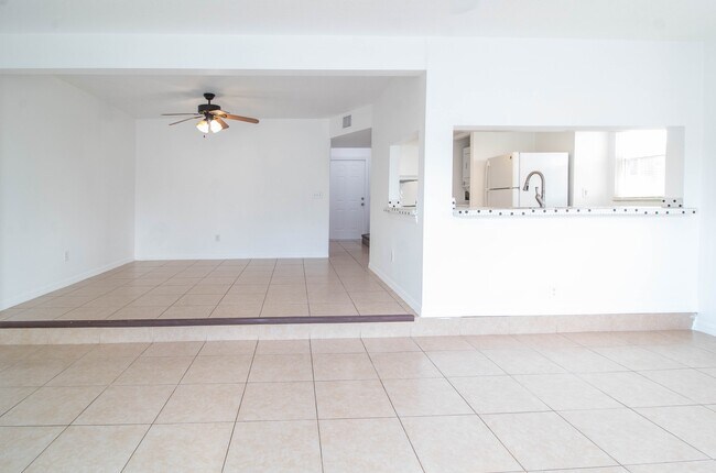 Building Photo - 275 Mango Dr