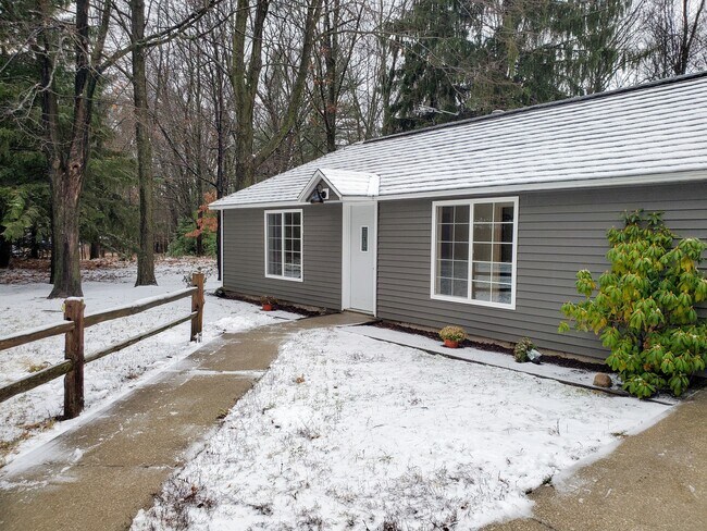 Winter view, front of house - 624 E Lewis St