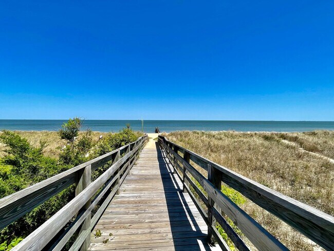 Building Photo - Freshly painted & Available NOW! Tri-Level...