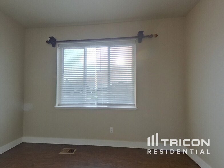 Building Photo - 3301 Merlot St
