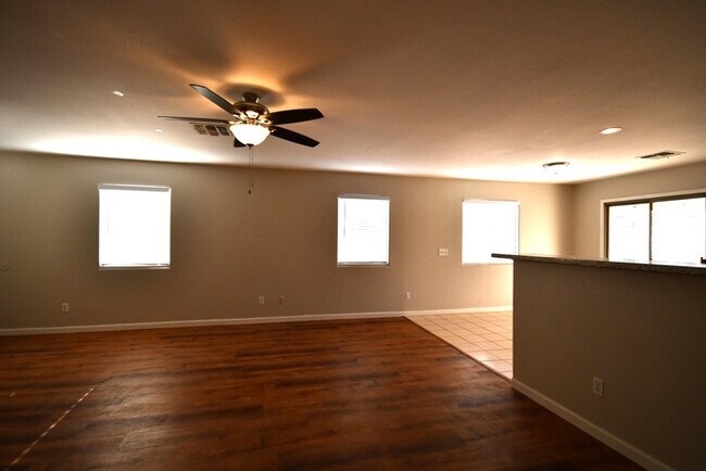 Building Photo - 3 Bed 2 Bath Single Level Home in Johnson Ranch! $1800 per month Plus fees