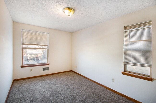 Building Photo - 528 Avon St