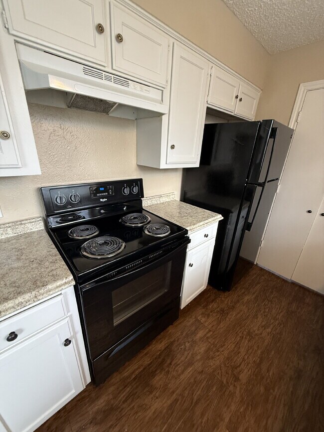 Building Photo - 611 W Gilmer St