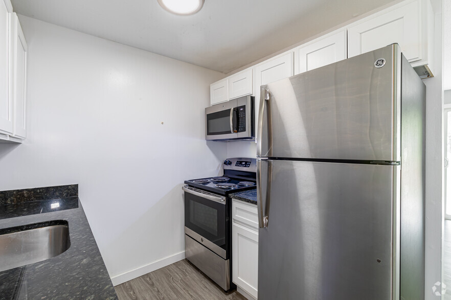 1BR, 1BA - Kitchen - High Meadow