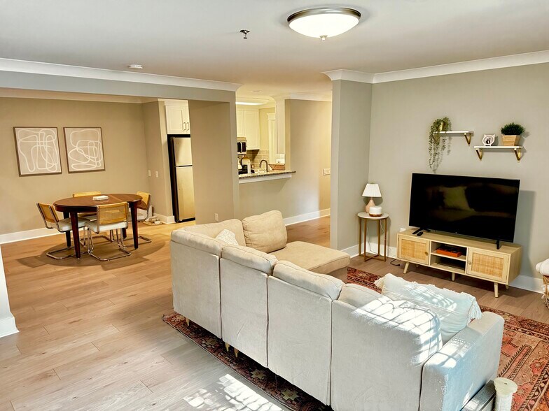 Building Photo - 2701 Selwyn Ave