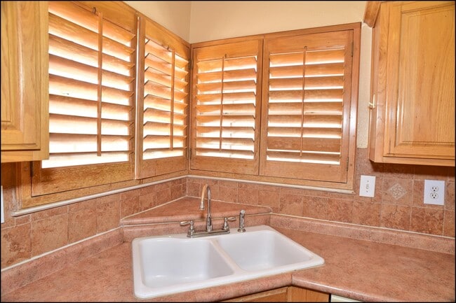 Building Photo - 2041 Shadow Ridge Dr