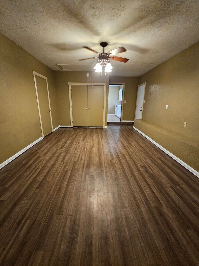Building Photo - (3) Bed/(1.5) Bath Avail NOW! Pet Negotiable!