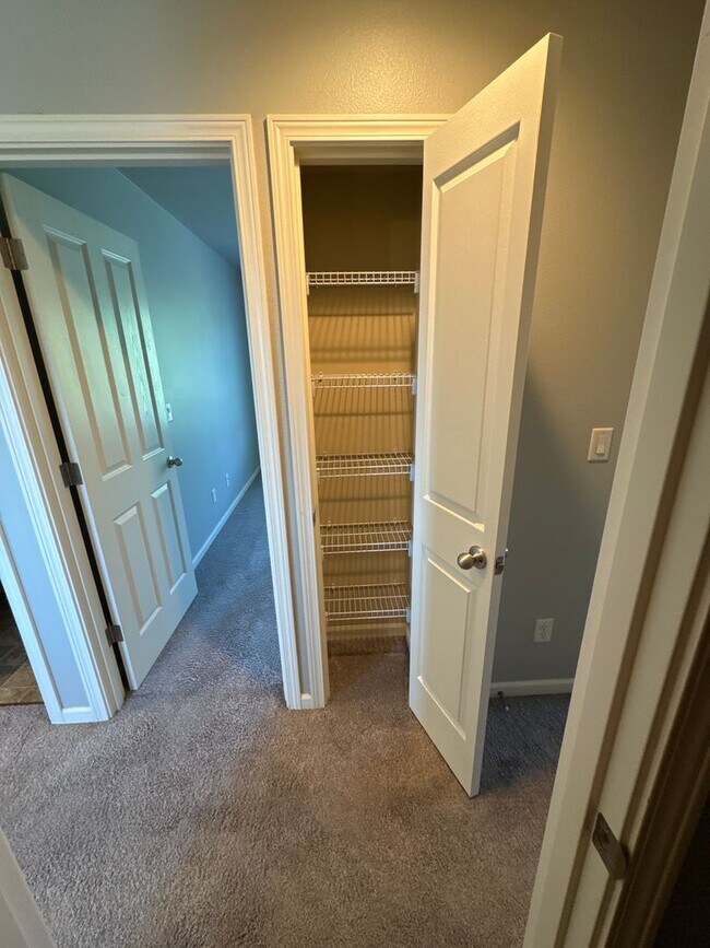 Building Photo - Beautiful 3 bedroom with bonus loft area i...