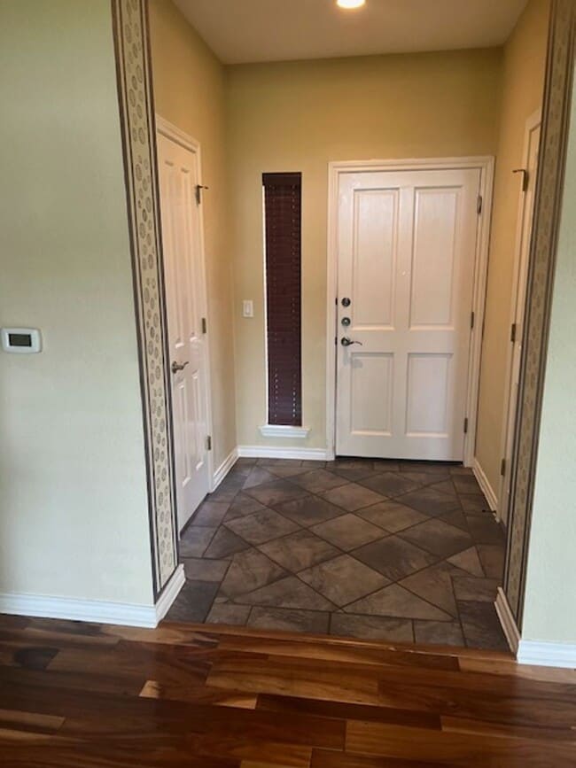 Building Photo - Beautiful 2 Bedroom 2 Bath condo in George...