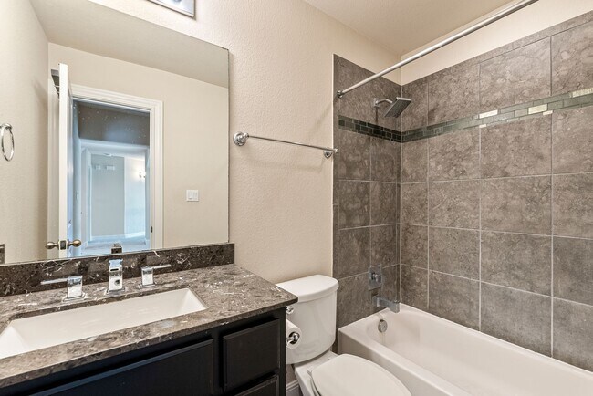 Building Photo - Luxurious 4 bedrooms 3 bathrooms home in L...