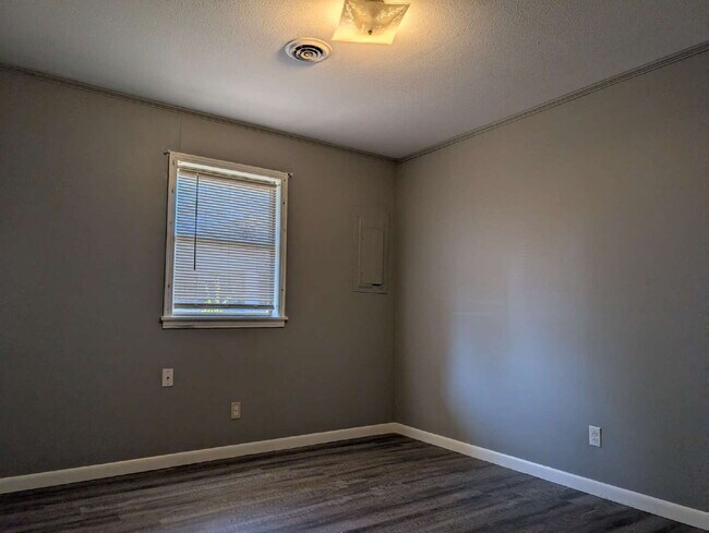 Building Photo - 120 Willow Ln