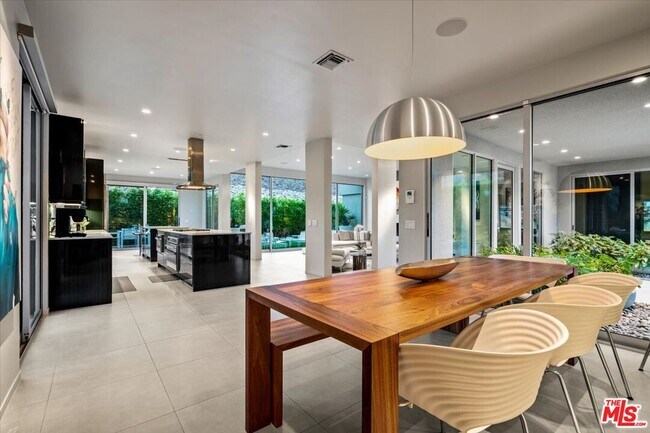 Building Photo - 1175 Los Robles Dr