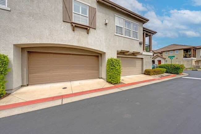 Building Photo - 3BR/3BA Folsom Condo with Fireplace + 2 Car Garage