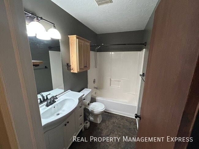 Building Photo - 4 Bedroom 2 Bathroom in SW Sioux Falls