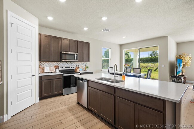 Building Photo - 8588 Dahlia Cir
