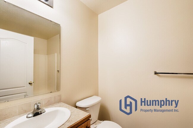 Building Photo - Nampa Fourplex, 2Bd/2Bth/CP, 930Sqft, near Karcher mall off Caldwell Blvd in Nampa