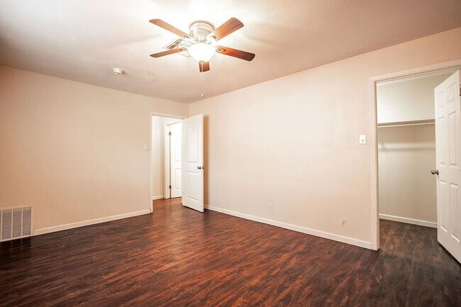 Building Photo - Cozy 1 Bed, 1 Bath Duplex A Block From Woo...