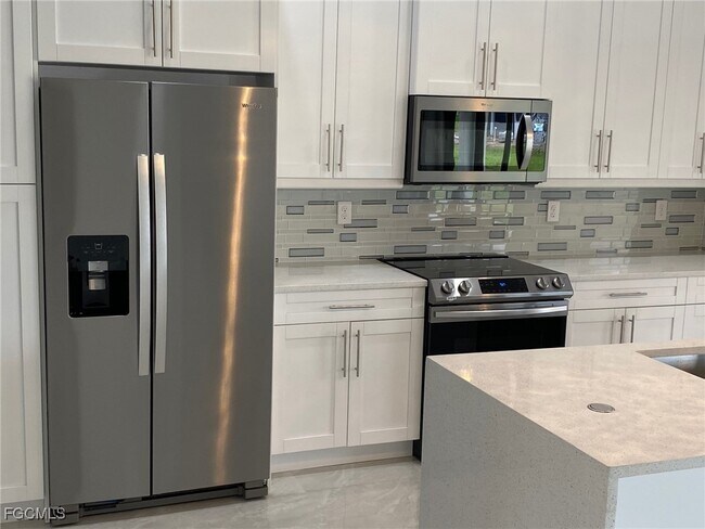 Building Photo - 702 NW 2nd Ln