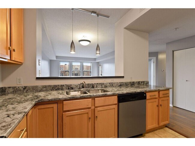 Building Photo - 560 2nd St