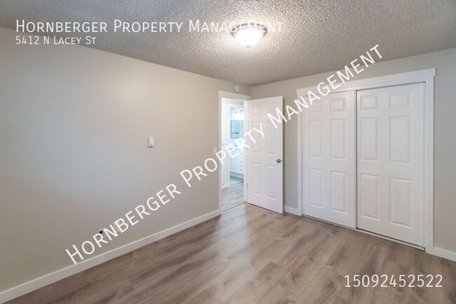 Building Photo - Newly Remodeled 2 Bed 1 Bath Unit!