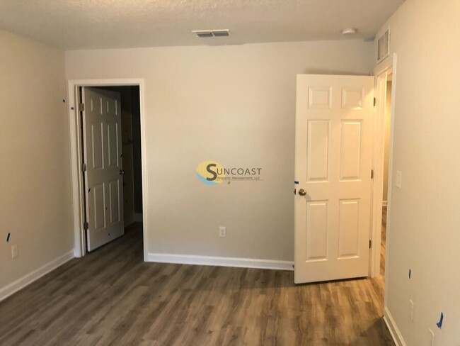 Building Photo - 7620 Rain Forest Dr N