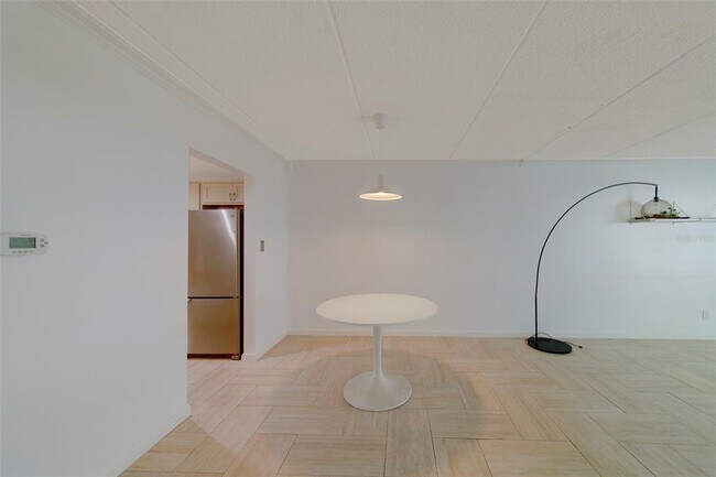 Building Photo - 2944 W Bay Dr