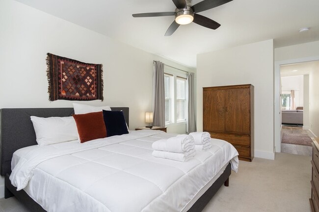 Building Photo - Candler Rental!
