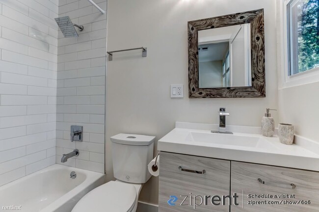 Building Photo - 2 br, 2 bath Triplex - 17363 Park Ave, Gue...