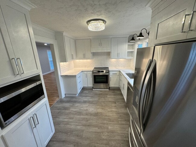 Building Photo - Fully Renovated 4 Bed Home w/ Fenced Backyard, W/D's in Unit.
